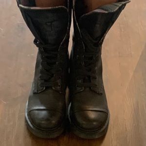 DR MARTENS 12107 TRIUMPH BLACK  LEATHER US 8